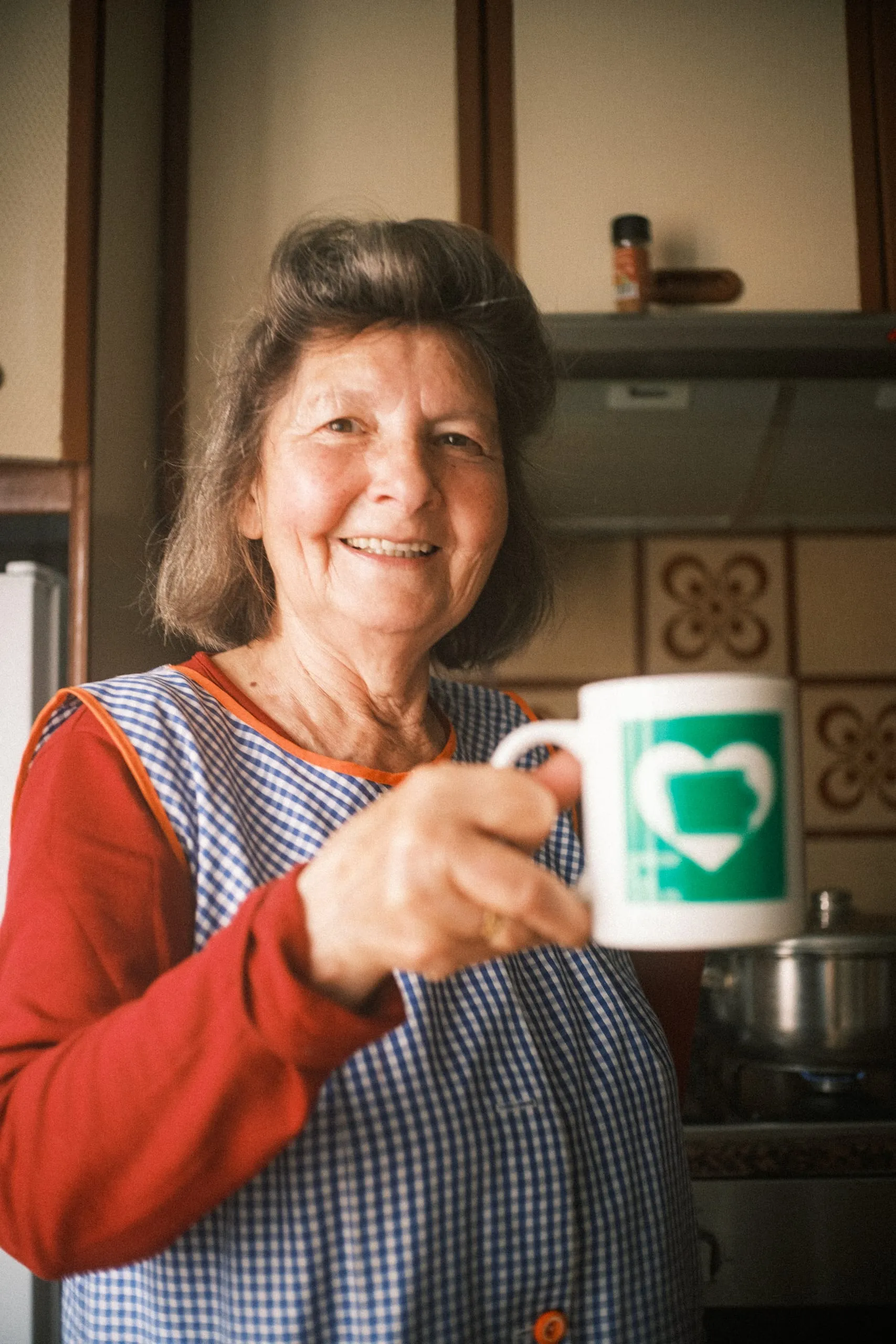 Oliva shows off her gifted Iowa state mug, Oviedo
